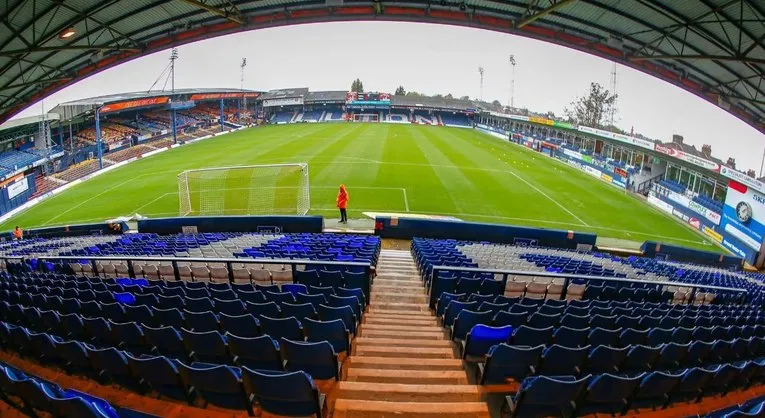 Góc nhìn toàn cảnh mặt sân Kenilworth Road từ một trong những khán đài, tái hiện không khí sôi động của các trận đấu.