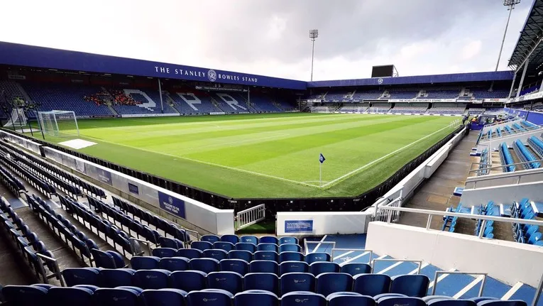 Góc nhìn toàn cảnh mặt sân Loftus Road từ khán đài, cho thấy khoảng cách gần giữa sân và khán giả