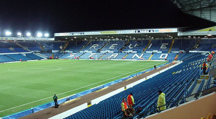 Góc nhìn toàn cảnh sân Elland Road từ khán đài, nơi các CĐV Leeds United hòa mình vào trận đấu