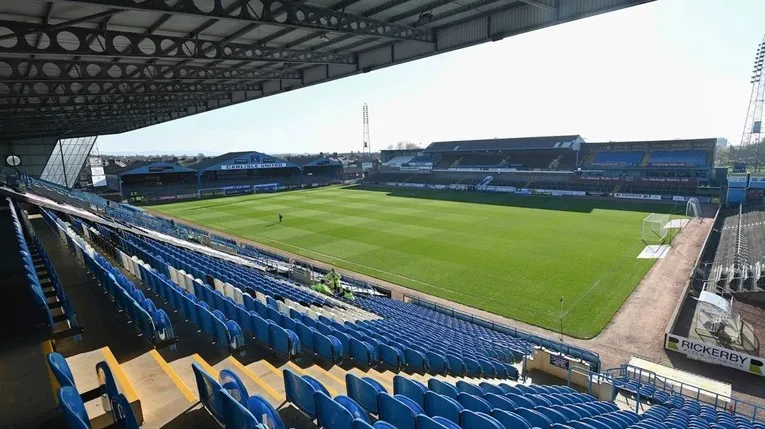 Góc nhìn toàn cảnh từ khán đài Brunton Park, nơi các huyền thoại từng in dấu.