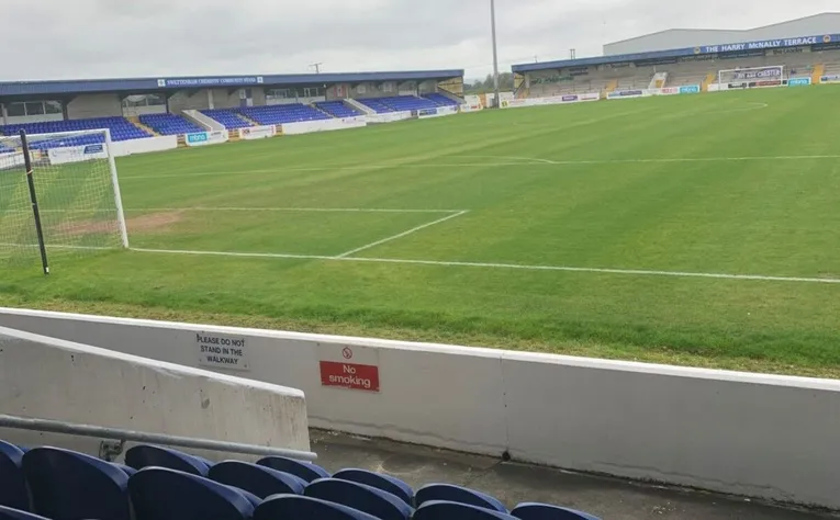 Góc nhìn toàn cảnh từ khán đài Gary Talbot tại Deva Stadium, chứng kiến trận đấu của Chester FC