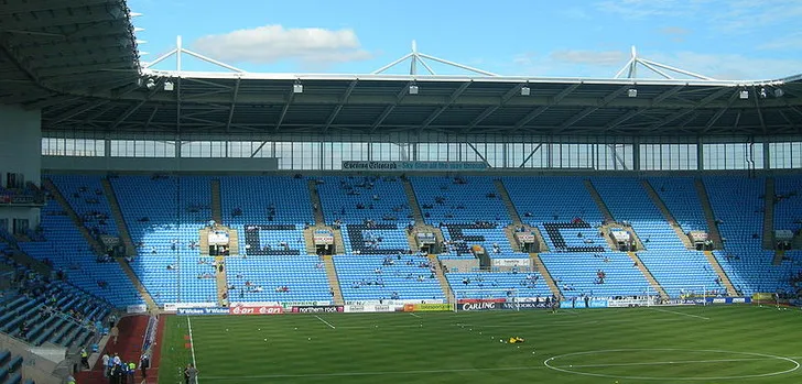 Góc nhìn từ các khán đài hiện đại của Sân vận động Coventry Building Society Arena.