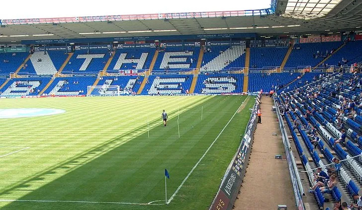 Góc nhìn từ khán đài bên trong sân St. Andrew's, nơi chứng kiến bao trận cầu nảy lửa của Birmingham City