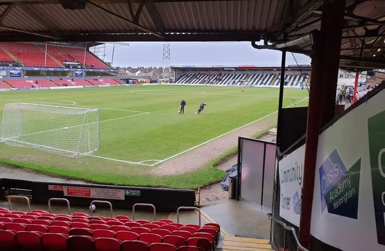 Góc nhìn từ khán đài Blundell Park, cho thấy sân cỏ và một phần các khán đài khác
