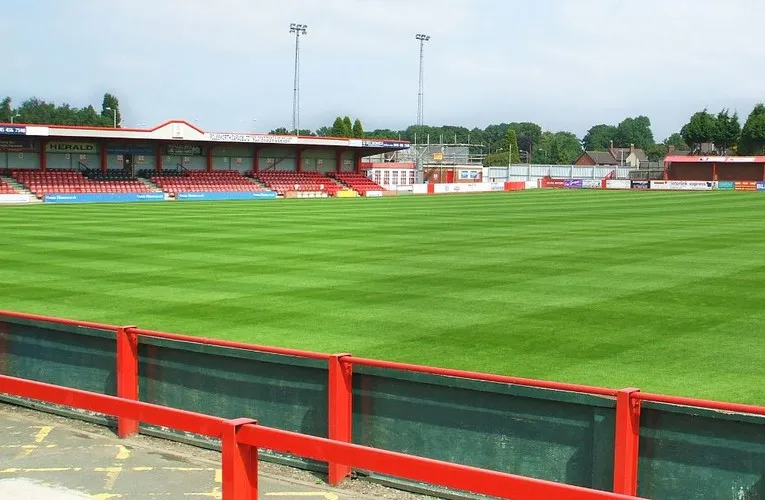 Góc nhìn từ khán đài chính sân The Lamb Ground Tamworth, trải nghiệm bóng đá chân thực