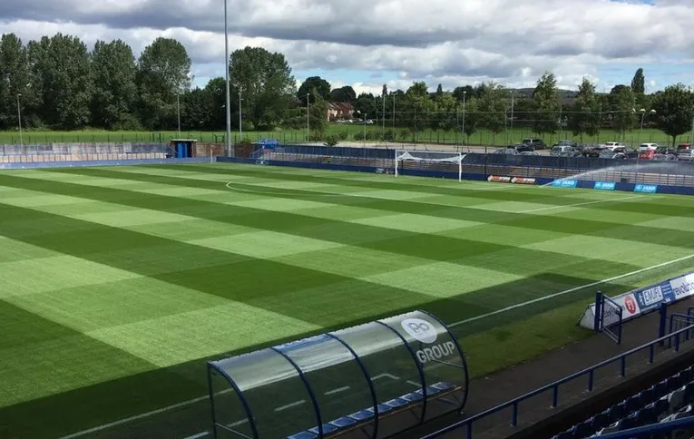 Góc nhìn từ khán đài chính tại Tameside Stadium, bao quát toàn bộ sân cỏ