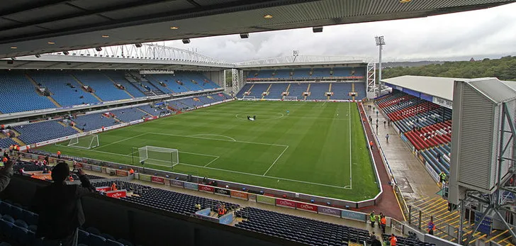 Góc nhìn từ khán đài Ewood Park, nơi những cảm xúc bóng đá thăng hoa qua bao thế hệ CĐV Blackburn Rovers.