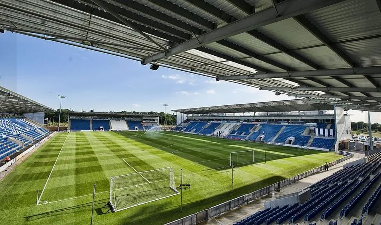 Góc nhìn từ khán đài JobServe Community Stadium, nơi người hâm mộ Colchester United từng chứng kiến những trận cầu đỉnh cao