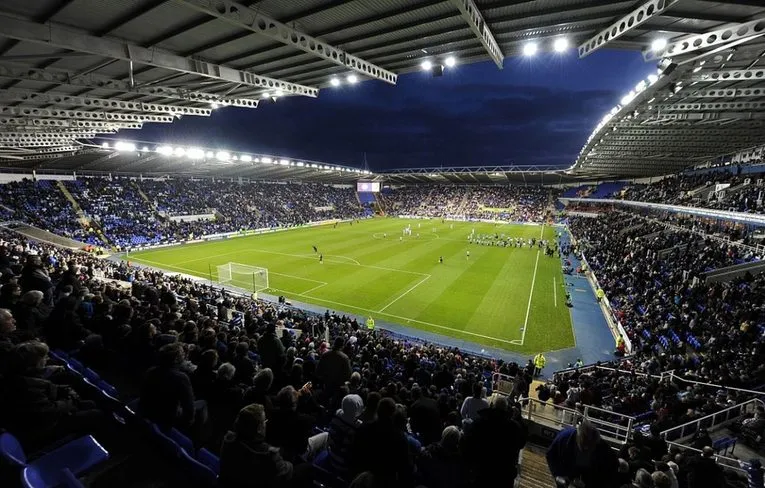 Góc nhìn từ khán đài Madejski Stadium, nơi hàng vạn trái tim cổ động viên Reading hòa nhịp