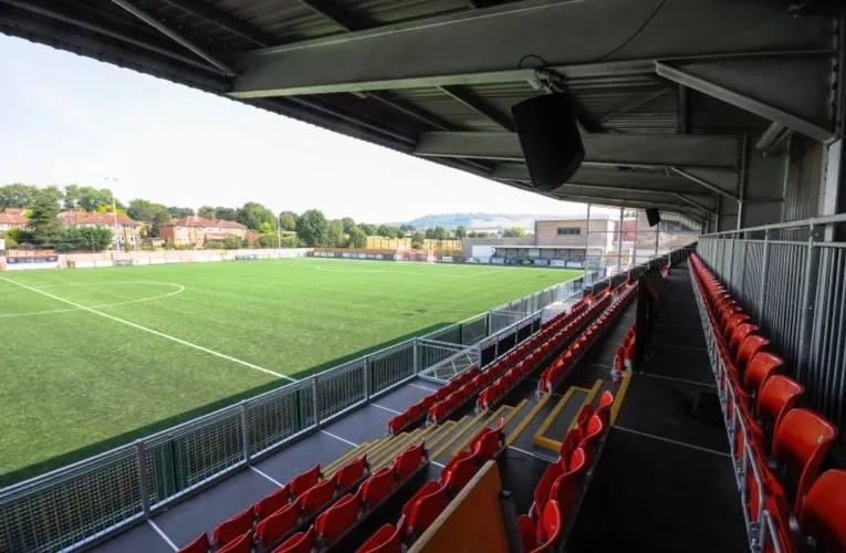 Góc nhìn từ khán đài Meadowbank Stadium, nơi Dorking Wanderers thi đấu, thể hiện không gian sân vận động thân thuộc của bóng đá Anh cấp độ thấp