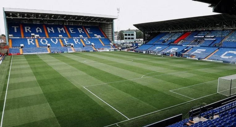 Góc nhìn từ khán đài Prenton Park, quang cảnh một ngày thi đấu tại sân nhà của Tranmere Rovers