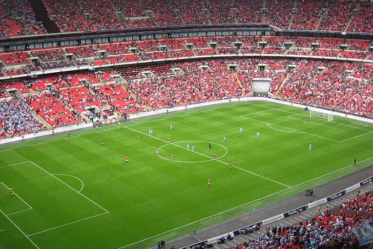 Góc nhìn từ khán đài sân vận động Wembley hiện đại, bao quát toàn bộ sân cỏ