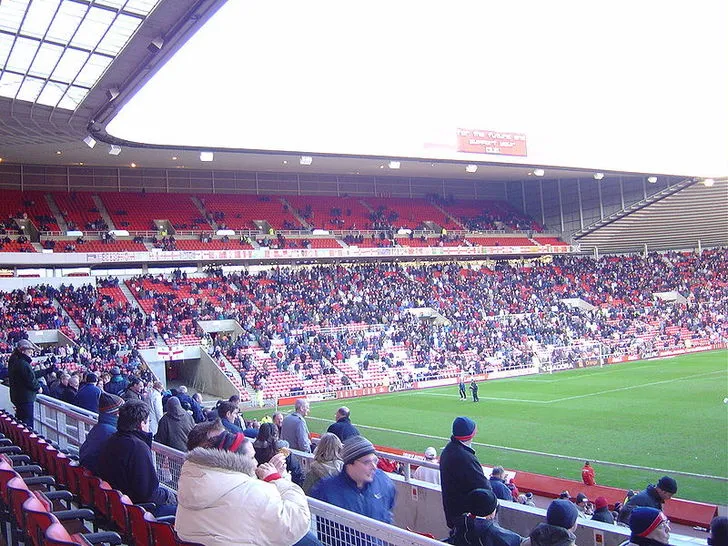 Góc nhìn từ khán đài trong sân The Stadium of Light, Sunderland, cho thấy một phần sân cỏ và khán đài đối diện