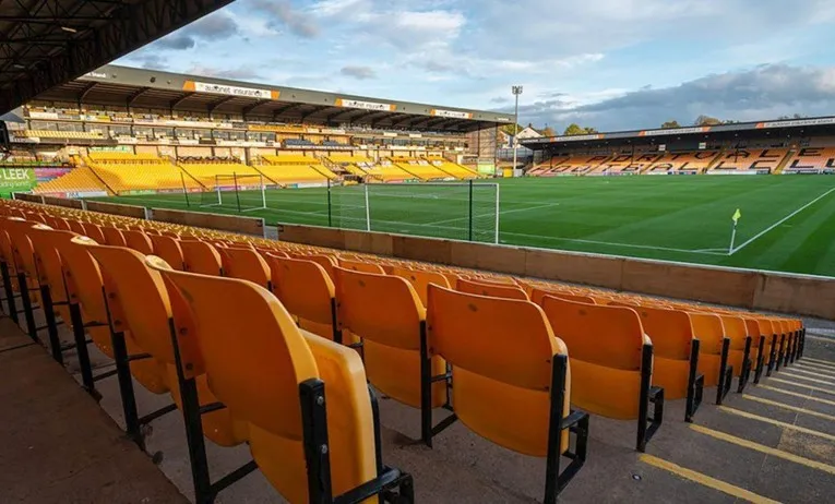 Góc nhìn từ khán đài xuống mặt cỏ sân Vale Park, nơi những trận cầu kịch tính của Port Vale diễn ra