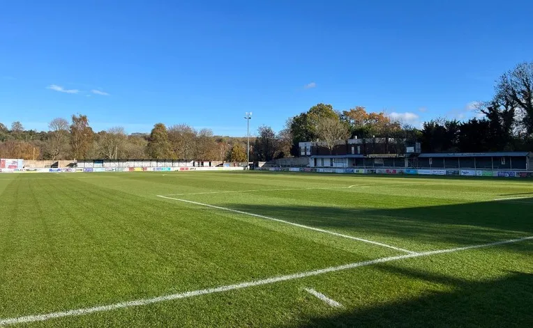 Góc nhìn từ khán đài xuống mặt sân The Meadow, trái tim của Chesham United