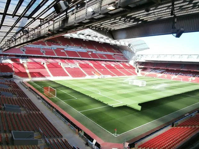 Góc nhìn từ phòng điều khiển ra sân Anfield, một góc khuất ít người thấy