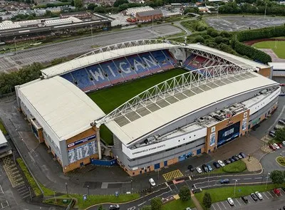 Góc nhìn từ trên cao Sân vận động Brick Community (DW Stadium), cho thấy sự bề thế và kiến trúc hiện đại của mái nhà Wigan Athletic.