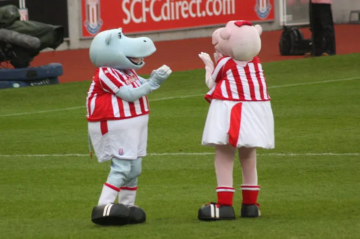 Hai linh vật Pottermus Hippo và Pottermiss Hippo của Stoke City FC trên sân cỏ.