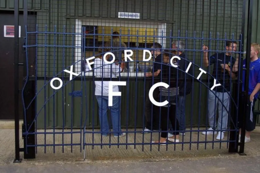 Hàng rào sân vận động cũ Whitehouse Ground, nơi Oxford City FC từng thi đấu, gợi nhớ về một thời kỳ vàng son.