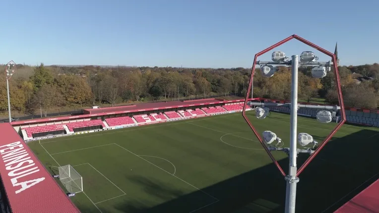 Hệ thống đèn pha chiếu sáng rực rỡ tại sân Peninsula Stadium (Moor Lane), sẵn sàng cho những trận cầu nảy lửa của Salford City.