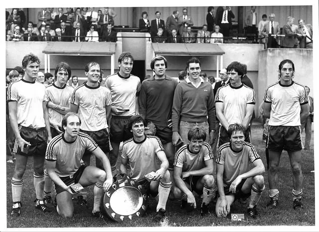 Hình ảnh đội bóng Wycombe Wanderers trong thập niên 1980, giai đoạn chuyển mình của câu lạc bộ