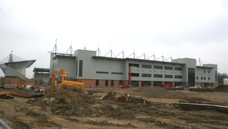 JobServe Community Stadium trong giai đoạn xây dựng năm 2008, cho thấy quy mô dự án và quá trình kiến tạo