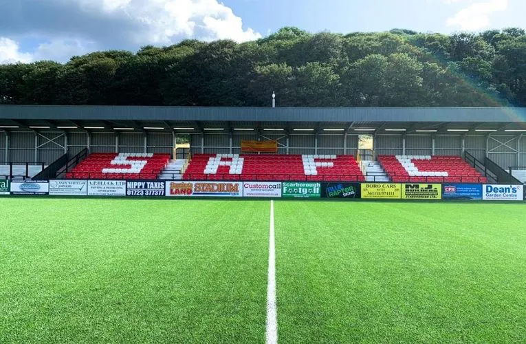 Khán đài Adverset tại sân vận động Flamingo Land, nơi fan hâm mộ Scarborough Athletic FC cổ vũ