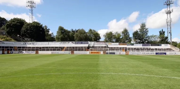 Khán đài Bristol End của sân Twerton Park, nơi dành cho các cổ động viên đội khách