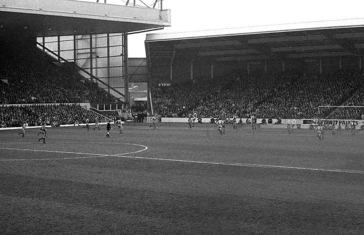 Khán đài Centenary cũ tại Anfield, trước khi được cải tạo