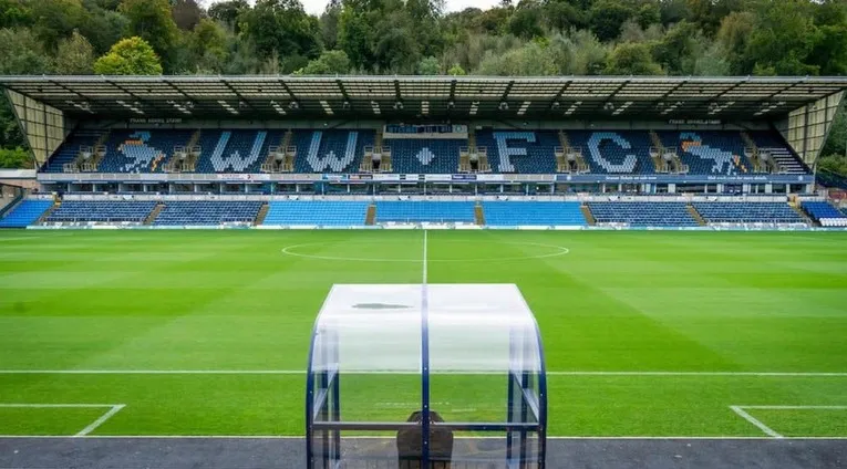 Khán đài chính bề thế tại sân vận động Adams Park, biểu tượng của Wycombe Wanderers