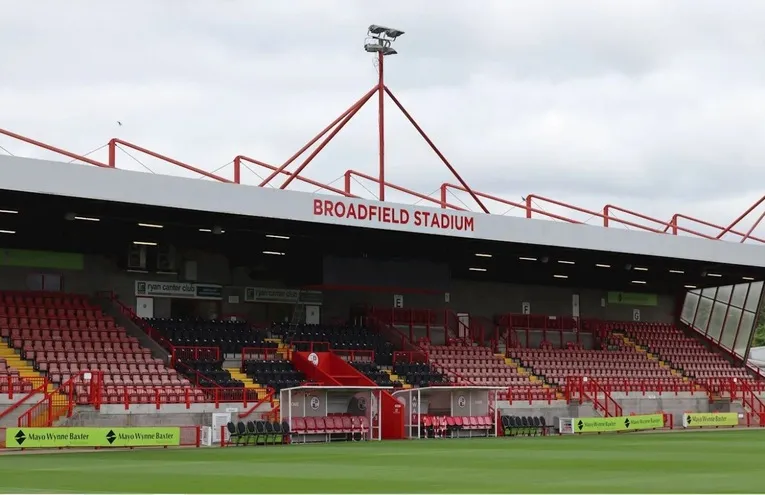 Khán đài chính Broadfield Stadium, nổi bật với kiến trúc đơn giản nhưng kiên cố, chứng kiến bao trận cầu nảy lửa của Crawley Town.
