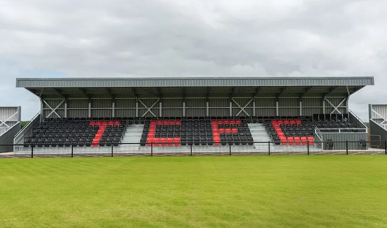 Khán đài chính hiện đại của sân Truro Sports Hub, trung tâm của trải nghiệm bóng đá tại Truro City