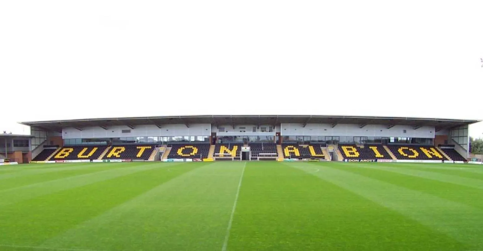 Khán đài chính Main Stand của Pirelli Stadium, nơi gia đình và những người hâm mộ trung thành của Burton Albion tụ họp.