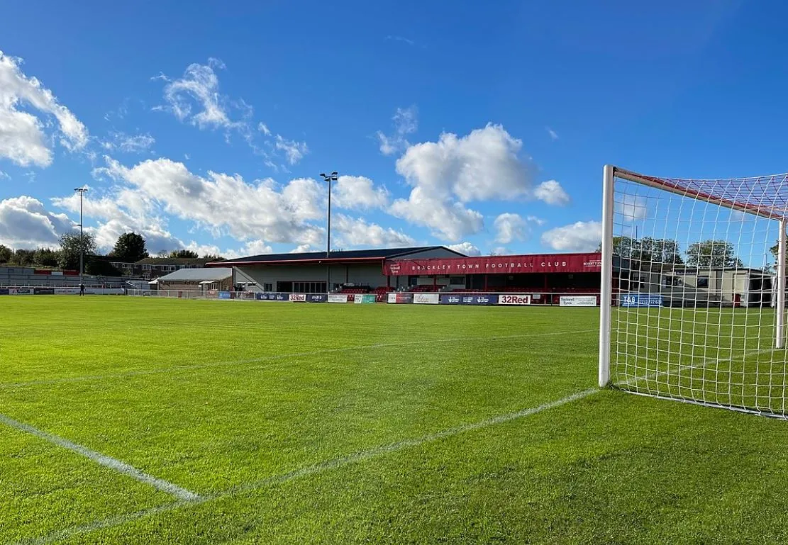 Khán đài chính (Main Stand) của sân vận động St James Park, Brackley, cho thấy không gian gần gũi giữa cổ động viên và sân cỏ.