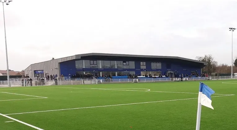 Khán đài chính (Main Stand) đơn sơ nhưng ấm cúng của sân vận động Parkside, nơi người hâm mộ Aveley thường tập trung