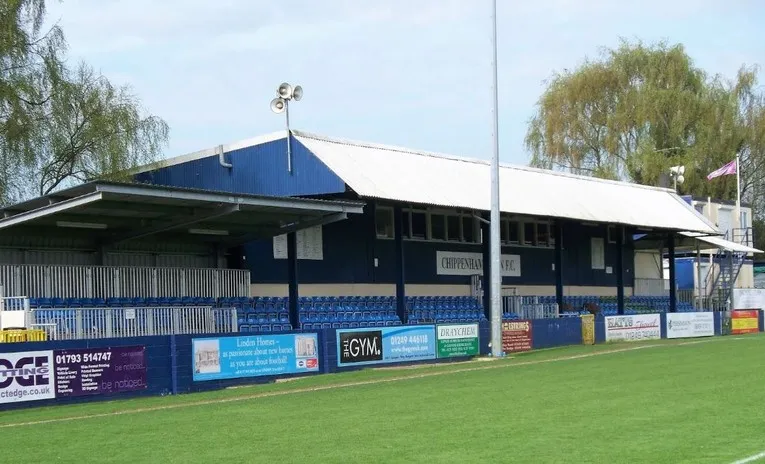 Khán đài chính Main Stand tại Hardenhuish Park, trung tâm của sân vận động với các tiện ích cơ bản