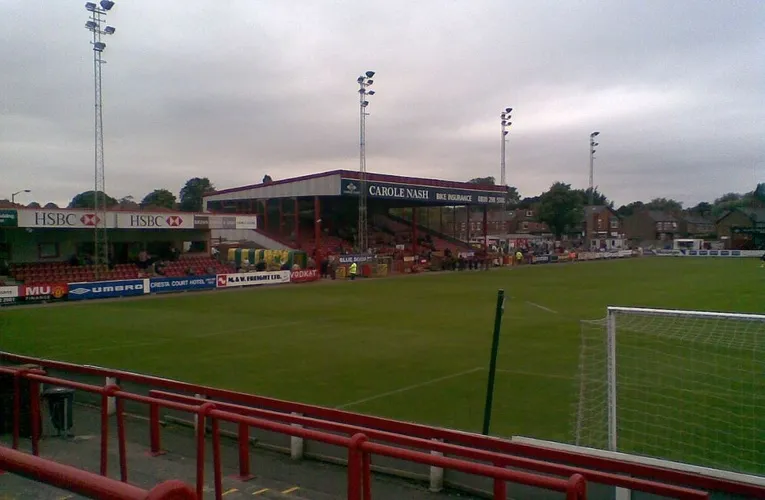 Khán đài chính Main Stand tại sân Moss Lane của Altrincham, nơi lưu giữ nhiều kỷ niệm