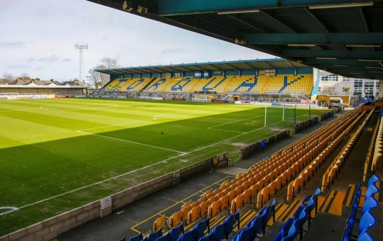 Khán đài chính Main Stand tại sân Plainmoor, nơi chứng kiến bao thế hệ cổ động viên Torquay United.