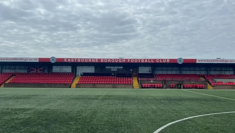 Khán đài chính Main Stand tại sân Priory Lane, trung tâm của các hoạt động giải trí và VIP