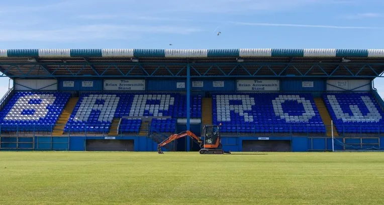 Khán đài chính sân Holker Street