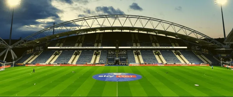 Khán đài chính The Core Stand của sân John Smith's, nơi chứng kiến bao trận cầu đỉnh cao của Huddersfield Town