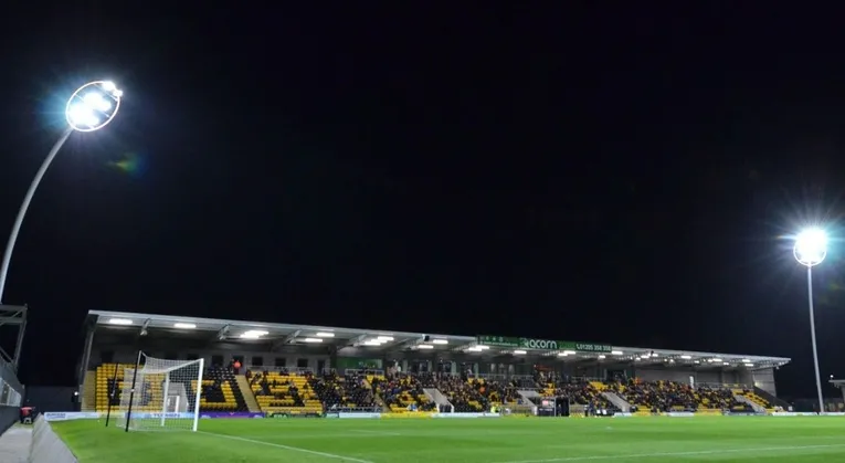 Khán đài chính (West Stand) tại Boston Community Stadium, nơi những trận cầu đỉnh cao của Boston United diễn ra