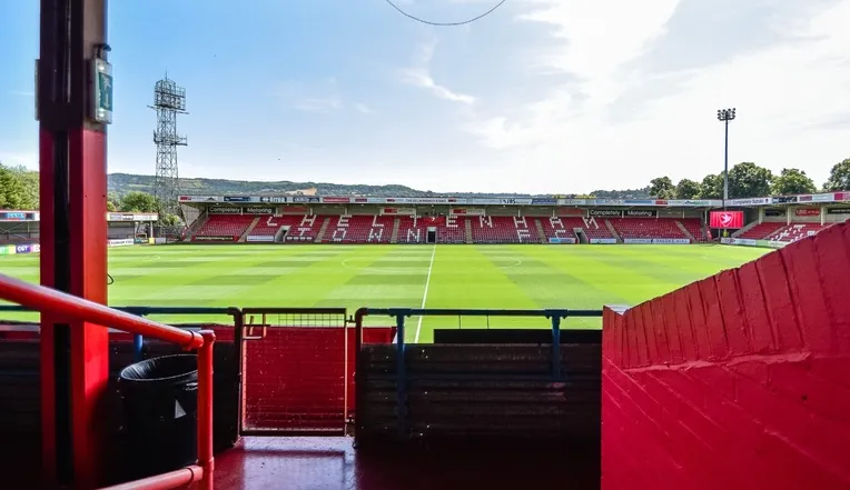 Khán đài chính Whaddon Road, nơi lưu giữ những cảm xúc bóng đá