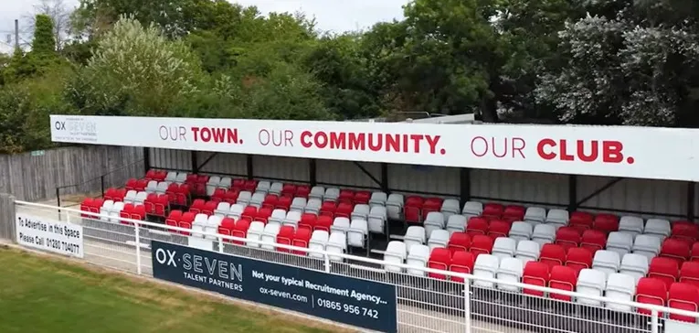 Khán đài có mái che của sân St James Park Brackley, khu vực dành cho cổ động viên sân khách trong các trận cầu bóng đá hạng dưới Anh.