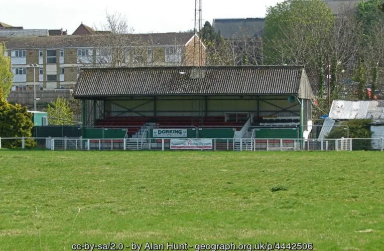 Khán đài cũ tại Meadowbank Stadium của Dorking FC, một dấu ấn lịch sử minh chứng cho sự trường tồn của bóng đá Anh cấp thấp
