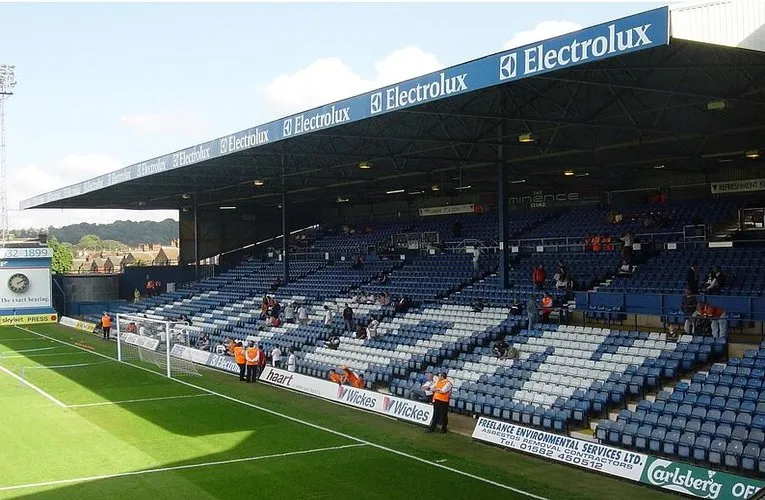 Khán đài Đông tại sân Kenilworth Road, nơi tập trung nhiều cổ động viên cuồng nhiệt của Luton Town.