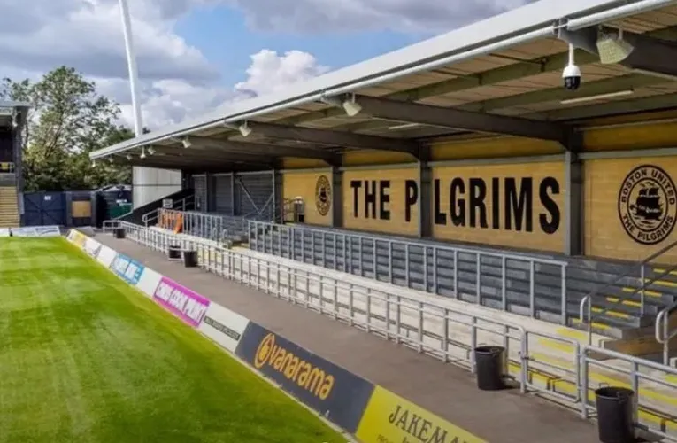 Khán đài đứng Jakemans Stand tại Boston Community Stadium, nơi cổ động viên Boston United thể hiện đam mê