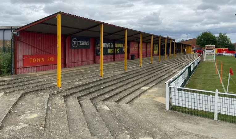 Khán đài đứng tại Town End của Spencer Stadium, nơi lưu giữ ký ức về những trận cầu đỉnh cao ở Banbury.