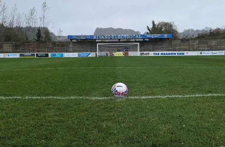 Khán đài đứng truyền thống tại sân The Meadow, nơi tinh thần Chesham United được thắp lửa