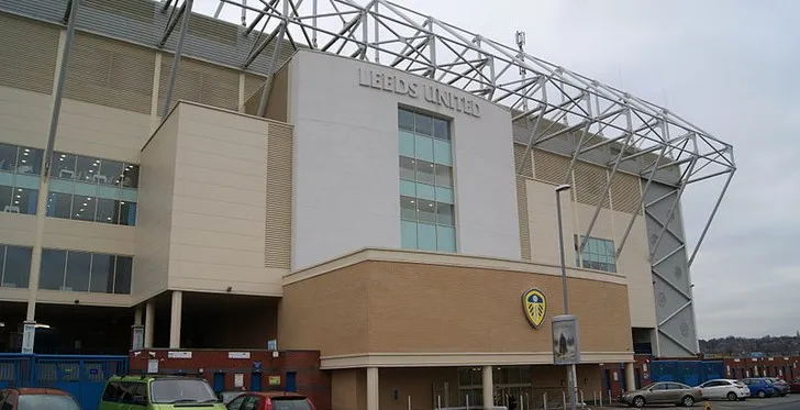Khán đài East Stand của sân Elland Road, với kiến trúc hiện đại và sức chứa lớn
